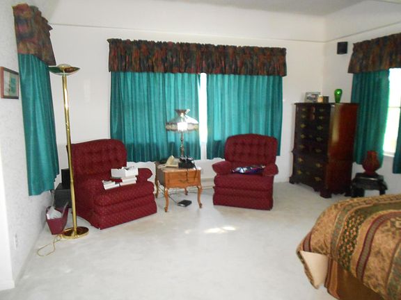 Sitting area in master BR