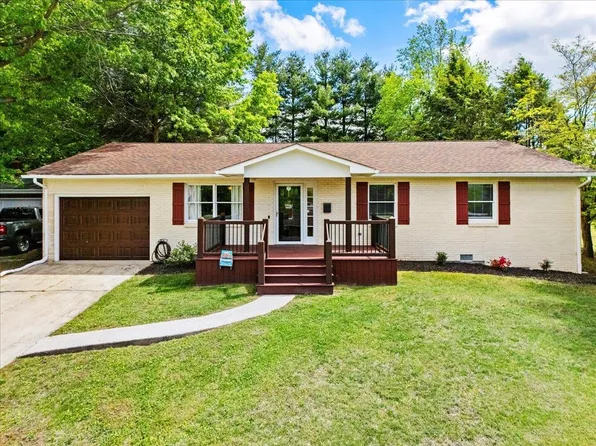 902 Locust Dr, Pearisburg, VA 24134