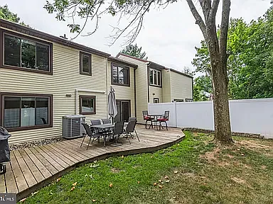 110 Hilltop Ct — Photo 2
