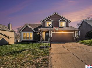 825 Spruce Dr, Papillion, NE 68046