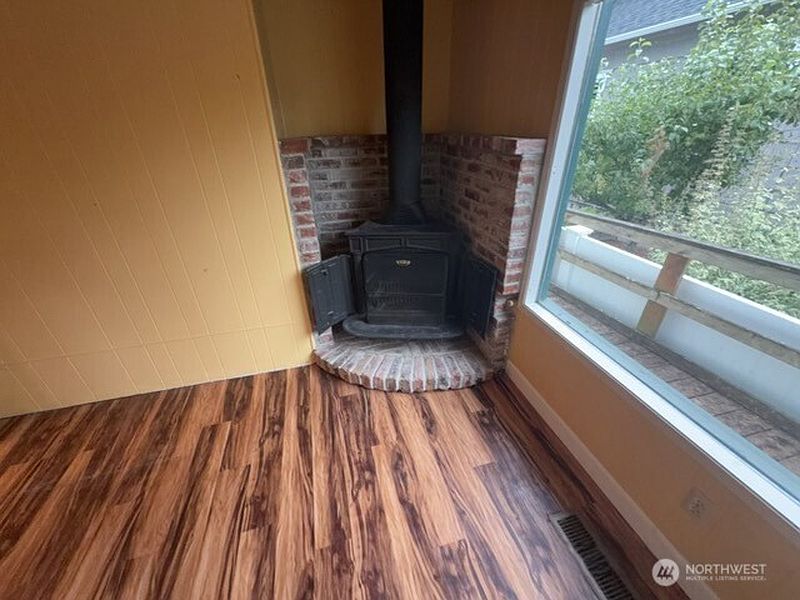 3rd image of 1611 Oakes Avenue