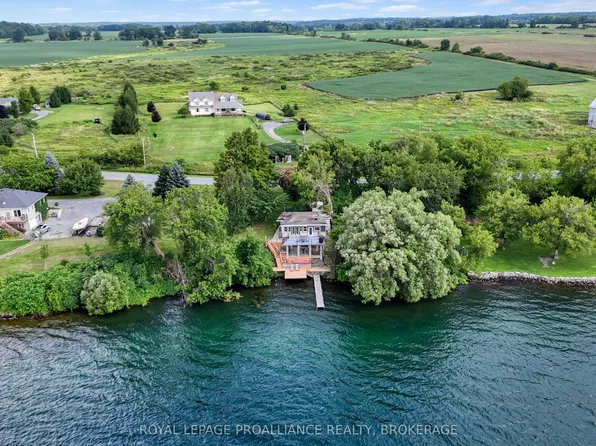 790 Howe Island Dr, Frontenac Islands, ON K7G 2V6