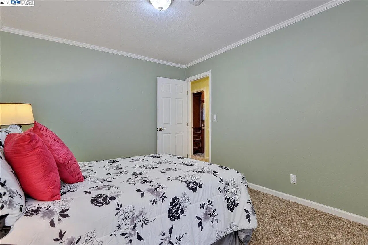 4 bed, 1830 sqft, $4,499 — Photo 2