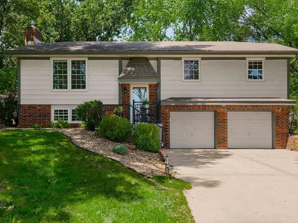 516 Oakbrook Dr, Lansing, KS 66043