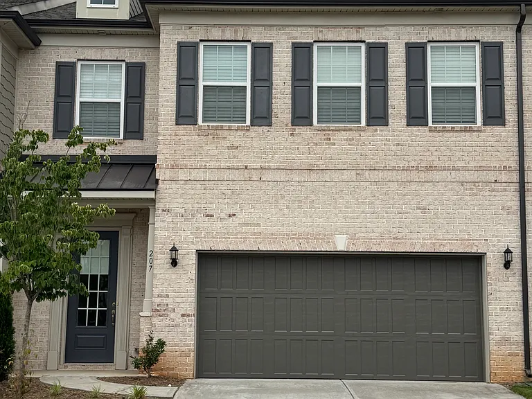 207 Heathbrook Ln — Photo 2
