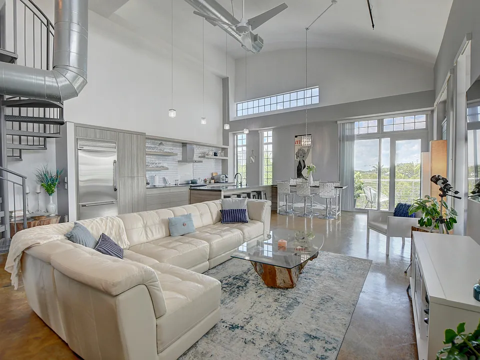 185 NE 4th Ave #301