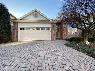6418 Emerald Ct, Willowbrook, IL