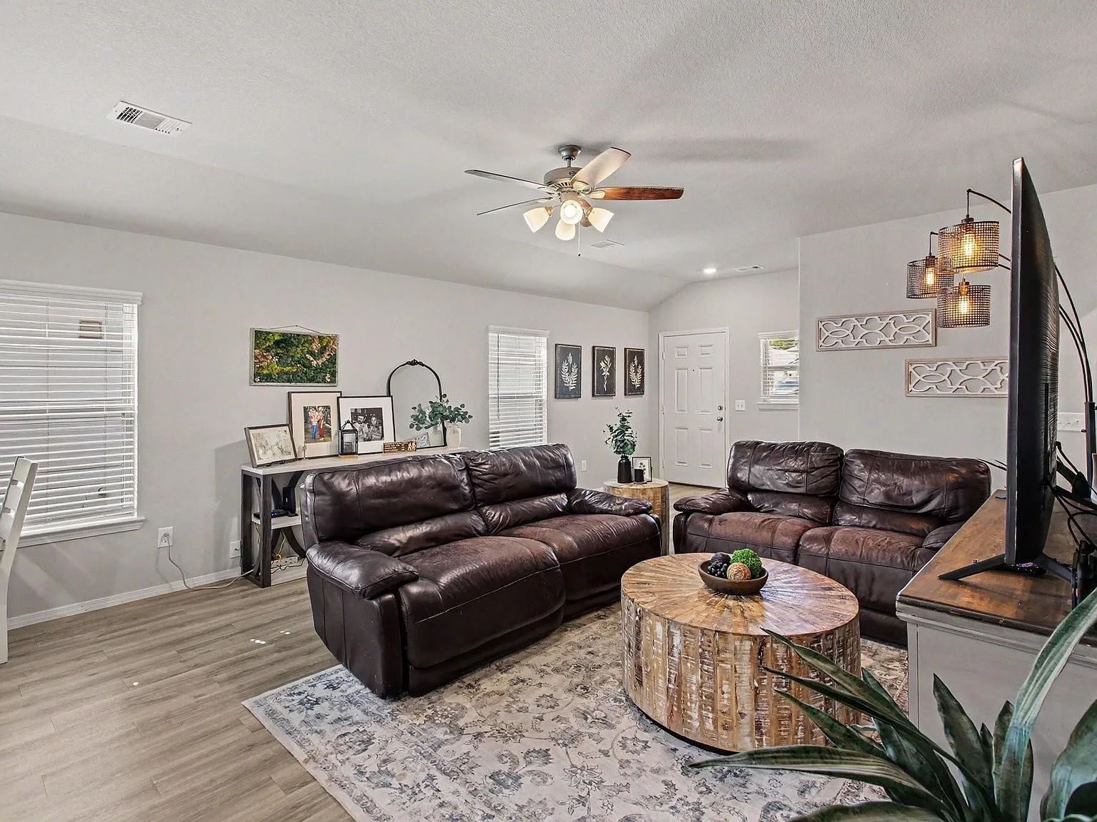 3 bed, 2.0 bath, 1367 sqft, $2,000 — Photo 2
