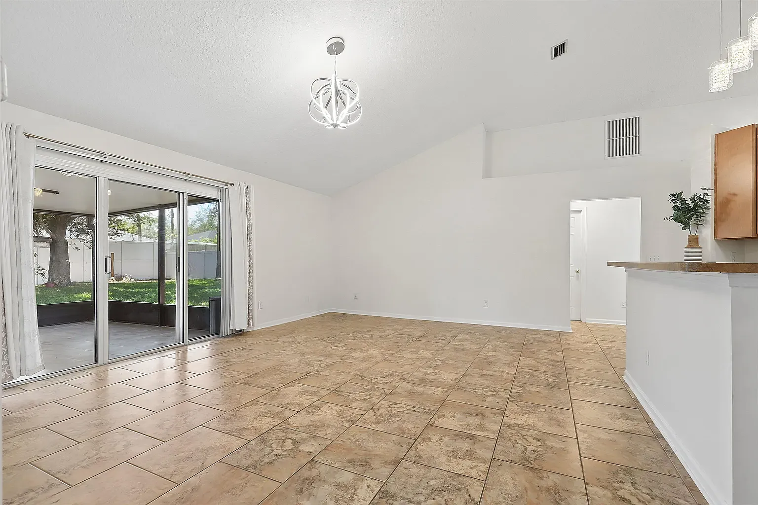 5 bed, 2224 sqft, $2,600 — Photo 2