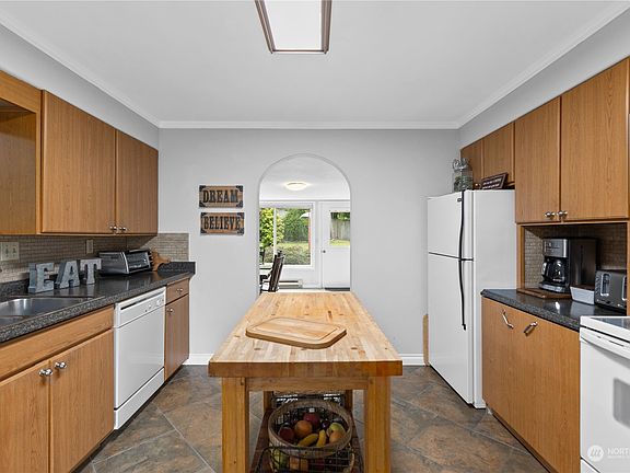 3rd image of 212 W Mukilteo Boulevard