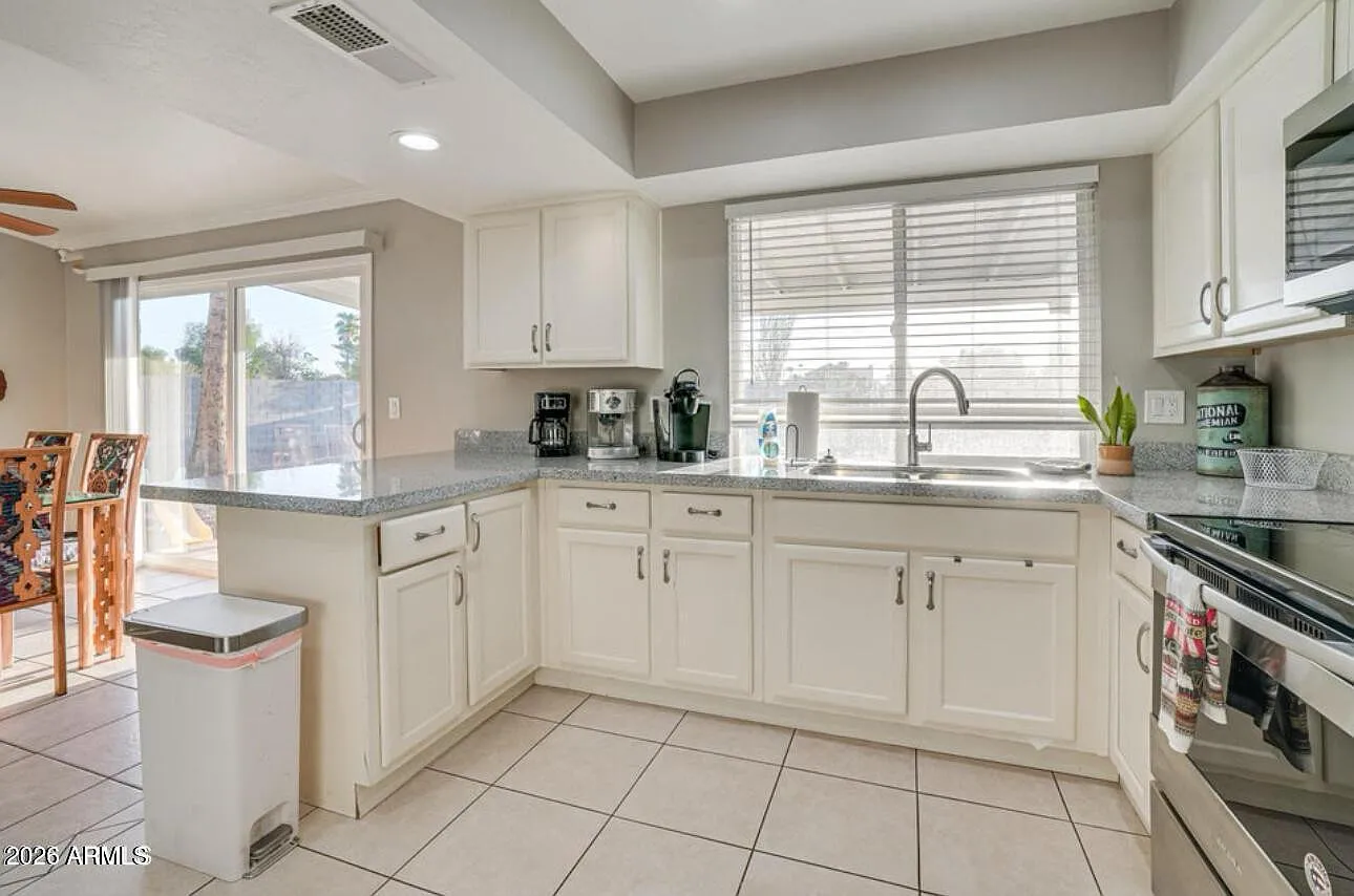 3 bed, 2.0 bath, 1648 sqft, $2,500 — Photo 3
