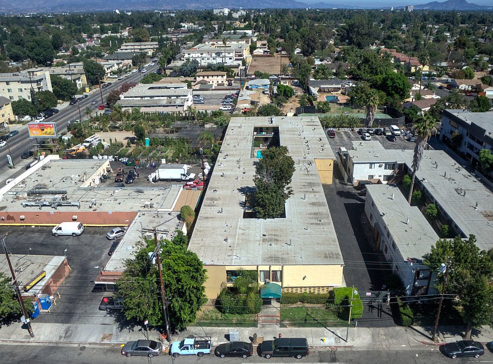 1st image of 6744 Woodley Ave