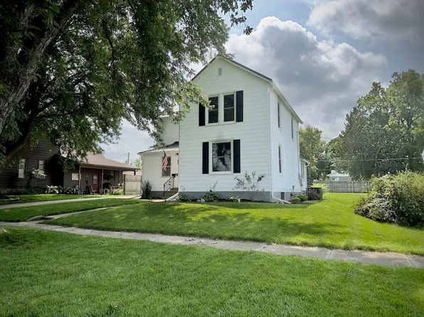 106 Clark St, Reinbeck, IA 50669