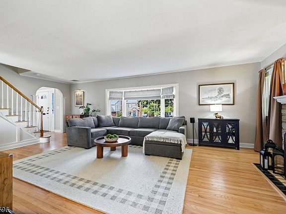 3rd image of 2766 Larchmont Rd