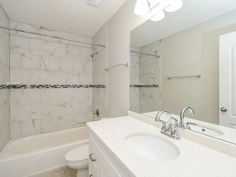 1040 W 7th St — Photo 18