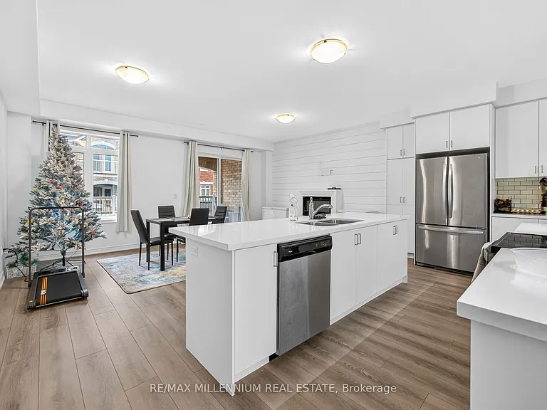 505 Dundas St E — Photo 26