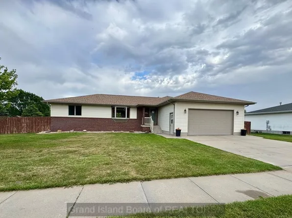 1023 Pleasant View Dr, Grand Island, NE 68801