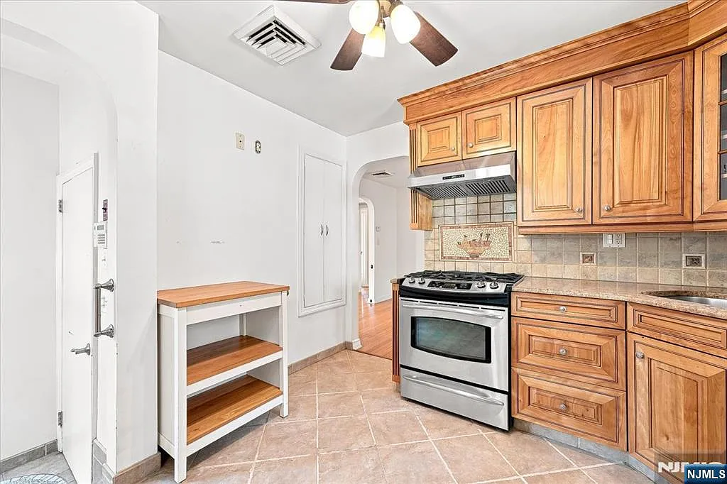 3 bed, 2.0 bath, $4,250 — Photo 4