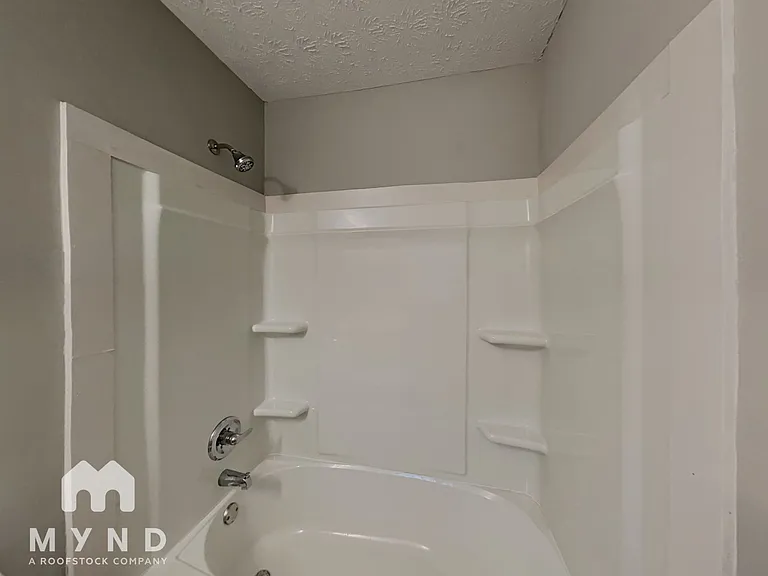 2728 Columbia Dr — Photo 10