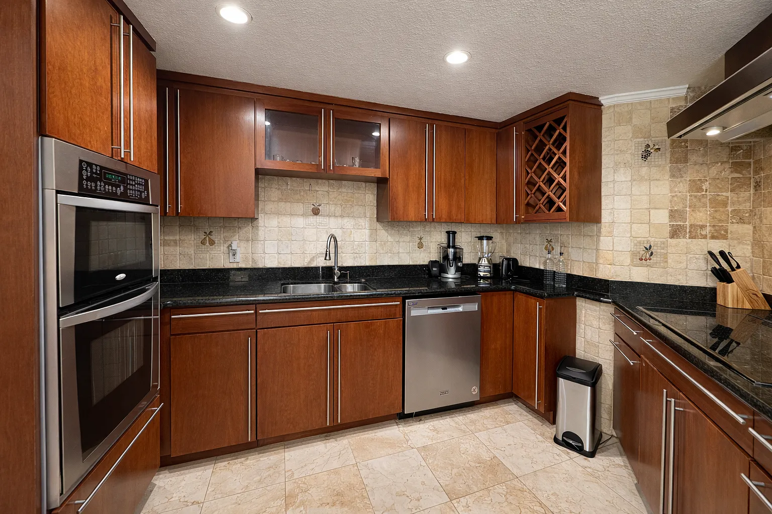3 bed, 2010 sqft, $5,250 — Photo 2