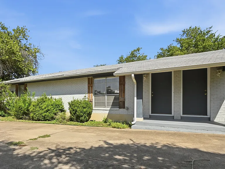 2712 Saint Edwards Cir #B — Photo 2