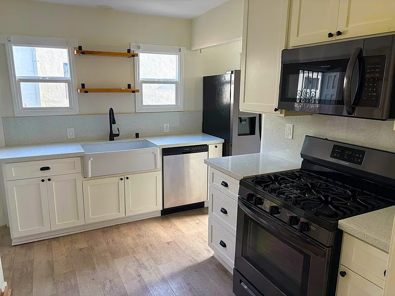 3022 Farmdale Ave — Photo 9