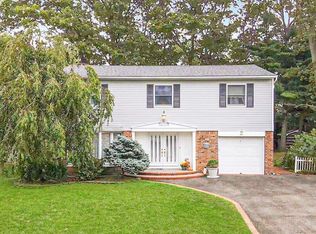 26 Tulipwood Dr, Commack, NY