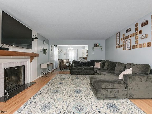 4th image of 20339 Mercedes Ave