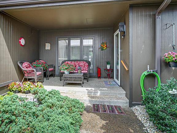 2nd image of 404B Manor Dr