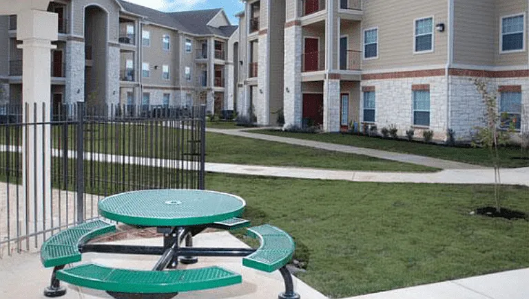 Elan Gardens Apartments — Photo 41