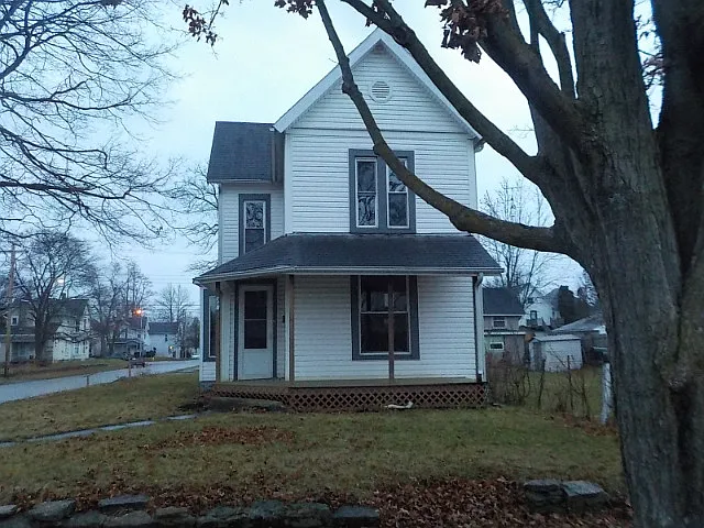 301 NW East St photo 1