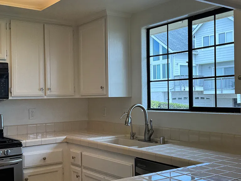 Kitchen (10' x 11') with lots of light and Reverse Osmosis Purified water tap at sink.