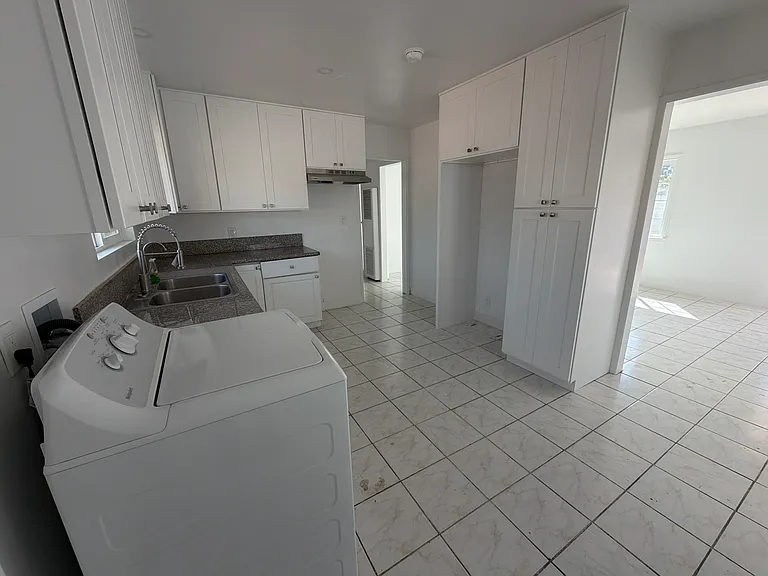 11937 Elliott Ave #B — Photo 8