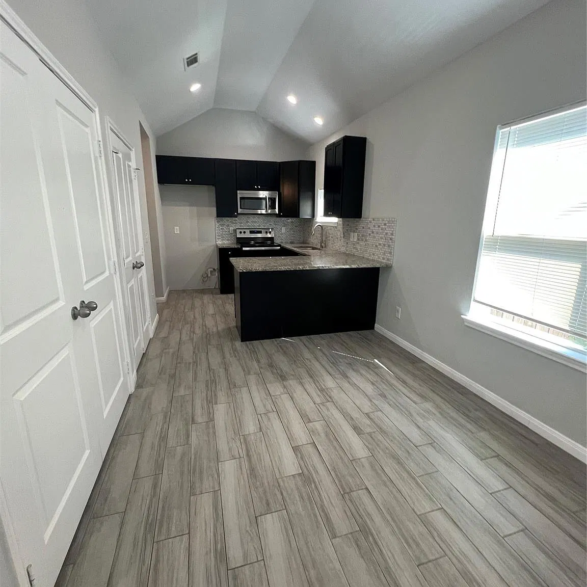 3 bed, 2.0 bath, 1084 sqft, $1,275 — Photo 4