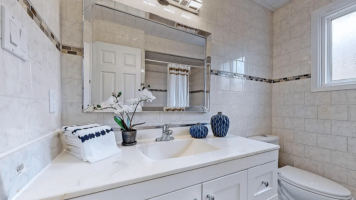 Shared Bathroom - Camgreen Cir