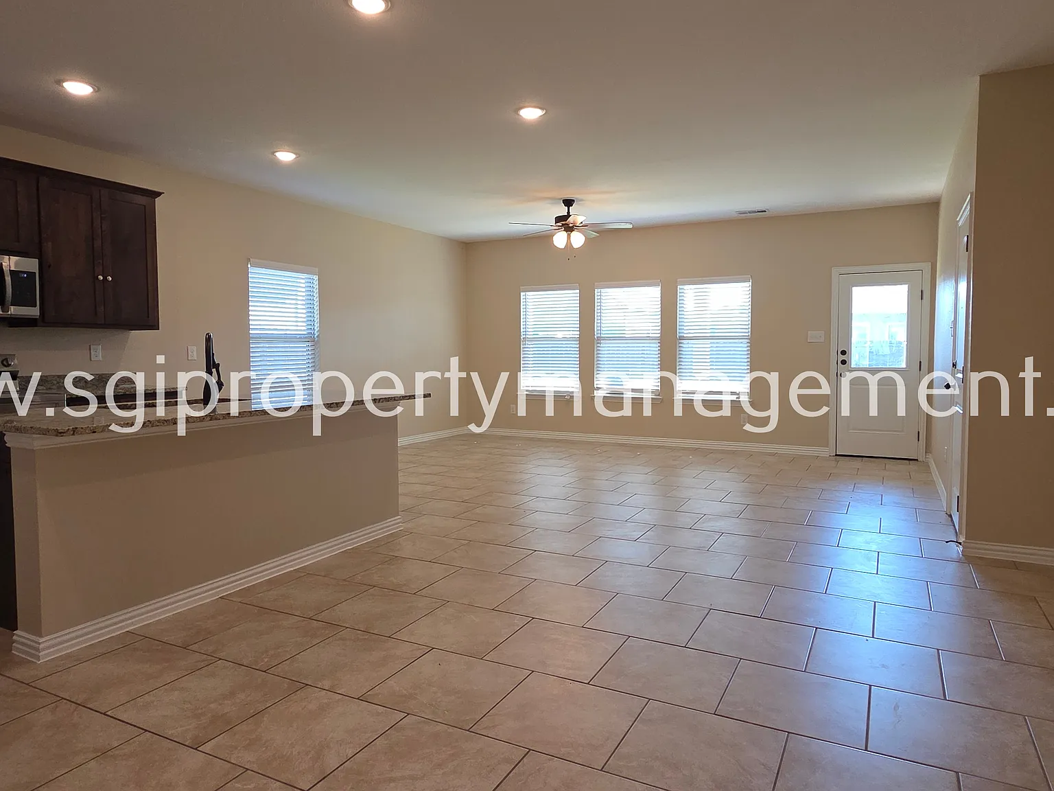 3 bedroom home in Greenville — Photo 2