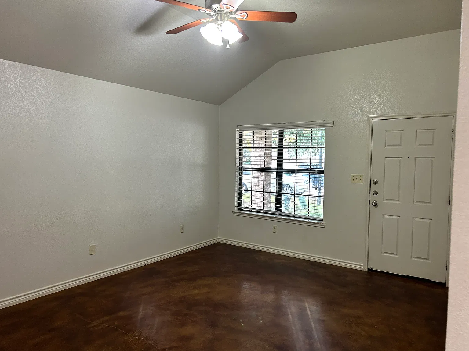 3 bed, 1295 sqft, $1,295 — Photo 3