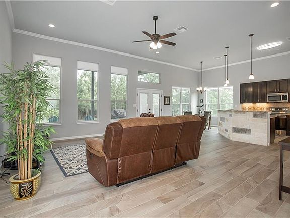 4th image of 117 N Buckhorn Dr
