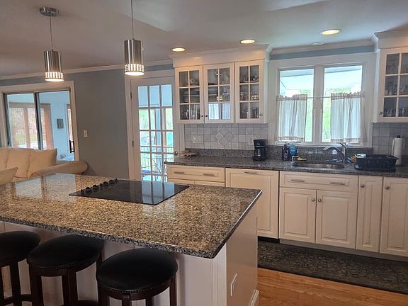 4th image of 9 Arrowhead Dr #1