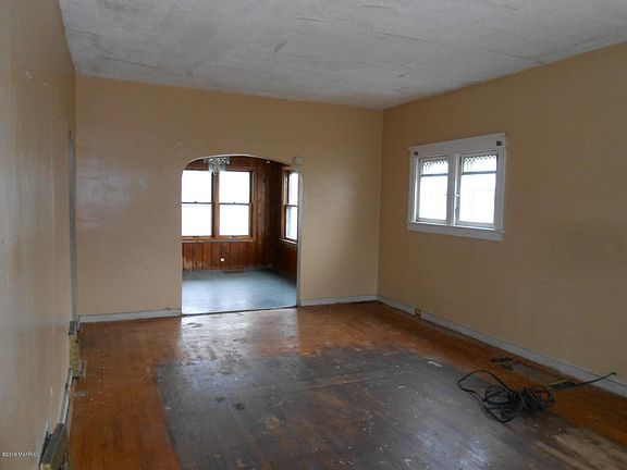 5th image of 182 Wood St N