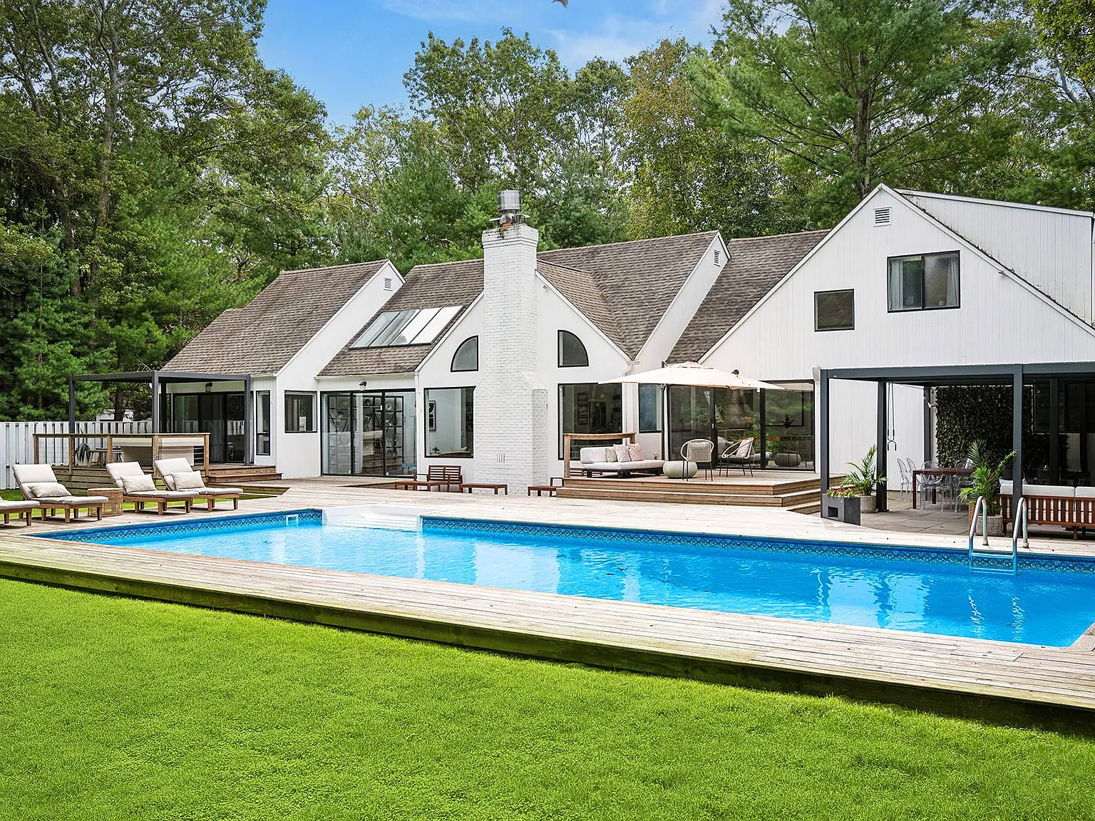 Contemporary in East Hampton Northwest — Photo 1
