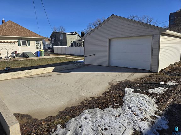 4th image of 320 2nd St SW