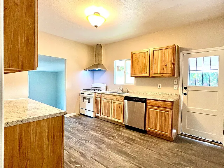 930 Sunnyside Ave — Photo 4
