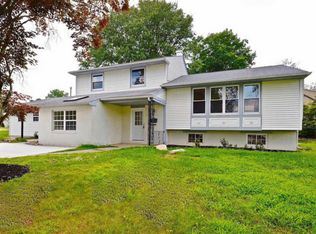 16 Lamp Post Ln, Cherry Hill, NJ 08003