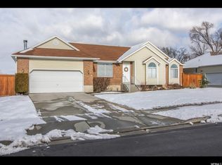 273 E Chestnut Ridge Dr, Sandy, UT 84070