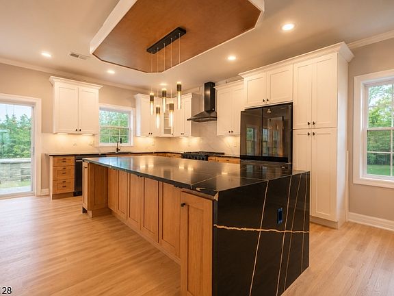 5th image of 15 Edison St