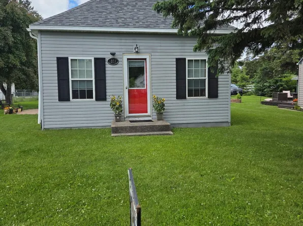 1221 Knight Ave N, Thief River Falls, MN 56701