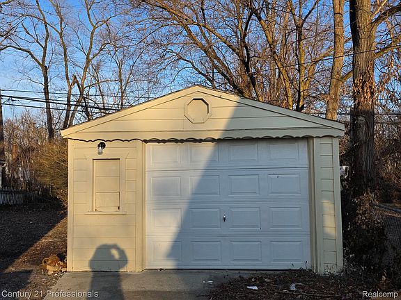 4th image of 19956 Faust Ave
