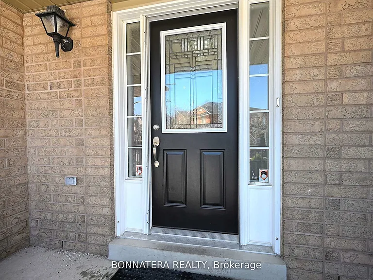 409 Hobbs Cres — Photo 2
