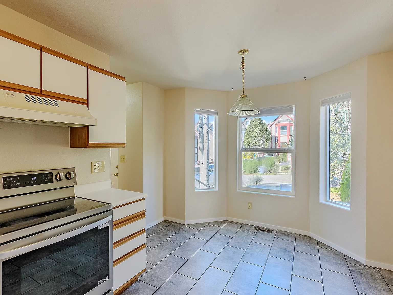 3 bed, 3.5 bath, 2086 sqft, $3,900 — Photo 3